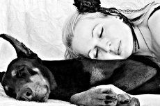 Vrouwen slapen beter met een hond dan met een man...